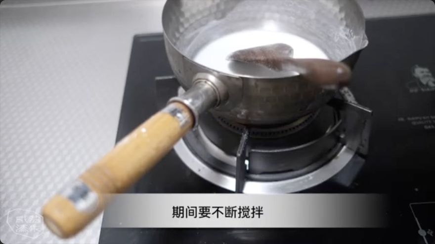 Cook the rice paste and mix the nori-urushi adhesive — The source demonstrates: Cook the rice paste and mix the nori-urushi adhesive.