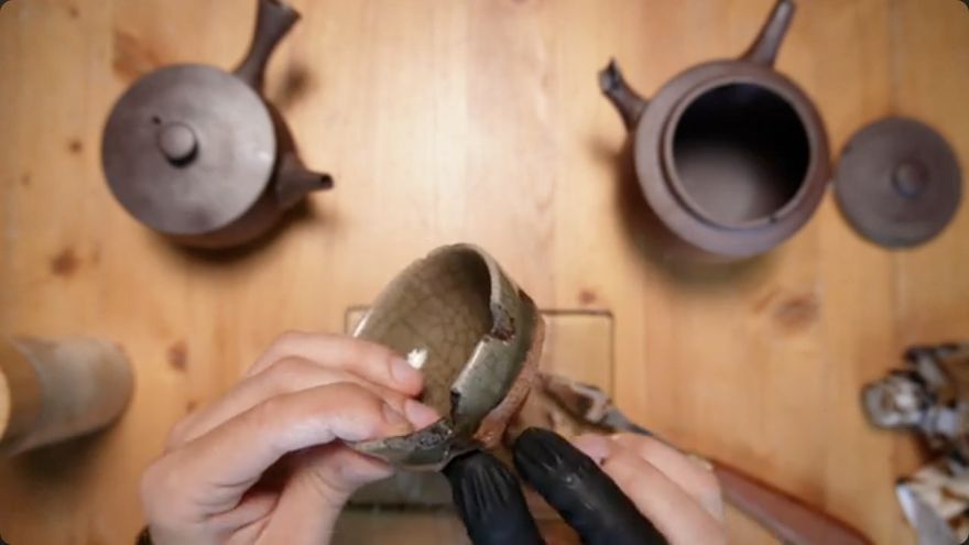 Bond the fracture with mugi-urushi — The source demonstrates: Bond the fracture with mugi-urushi.