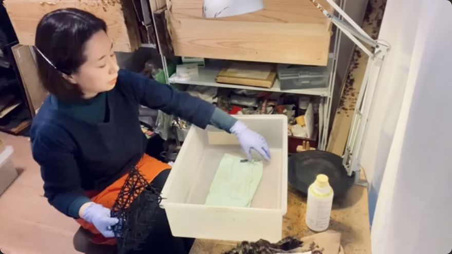 Set up the curing environment — A wet towel and raised mesh are arranged inside the curing box.